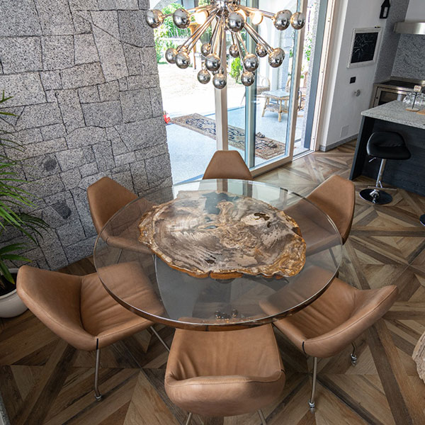 Round glass table with fossil wood base